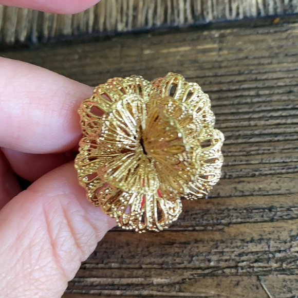 Stella & Dot Gold Flower ring - Picture 3 of 3